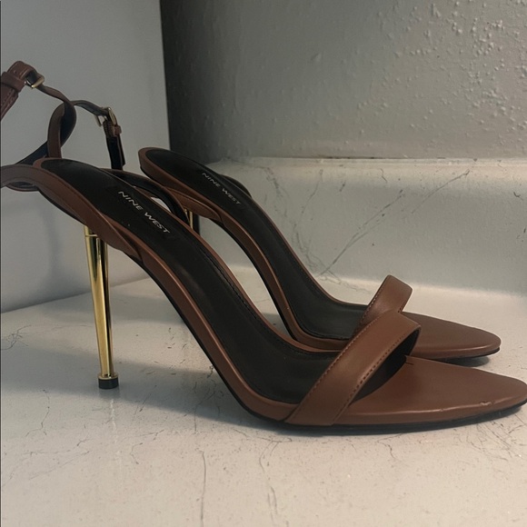 Nine West Tan Heels with Gold Accent - Picture 5 of 16
